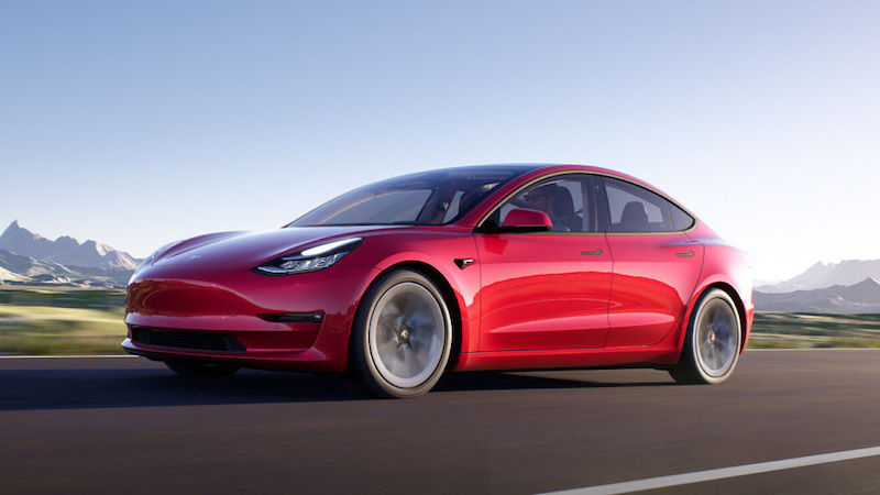 ¿Un Tesla viaja sin conductor? Arrestan a su dueño por ir en el asiento trasero