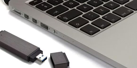 ¿Cómo borrar todos los archivos de una memoria USB?