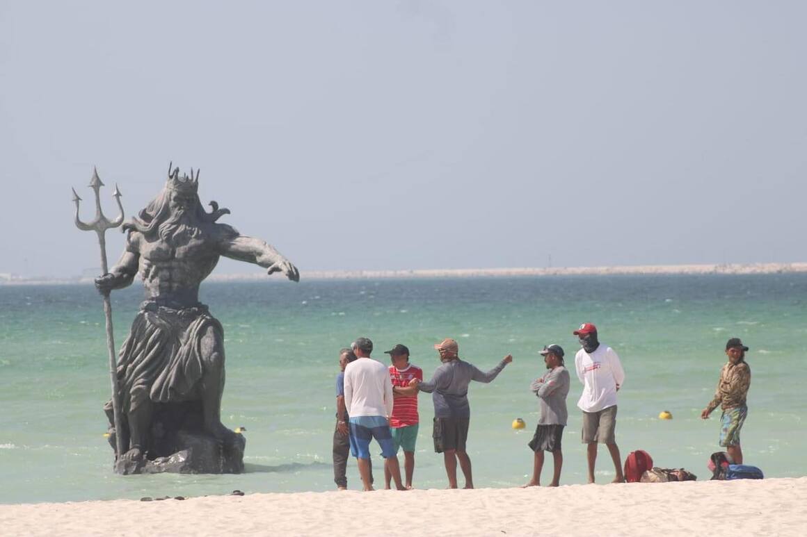Yucatecos culpan a estatua de Poseidón por el huracán Beryl y llaman en redes a destruirla