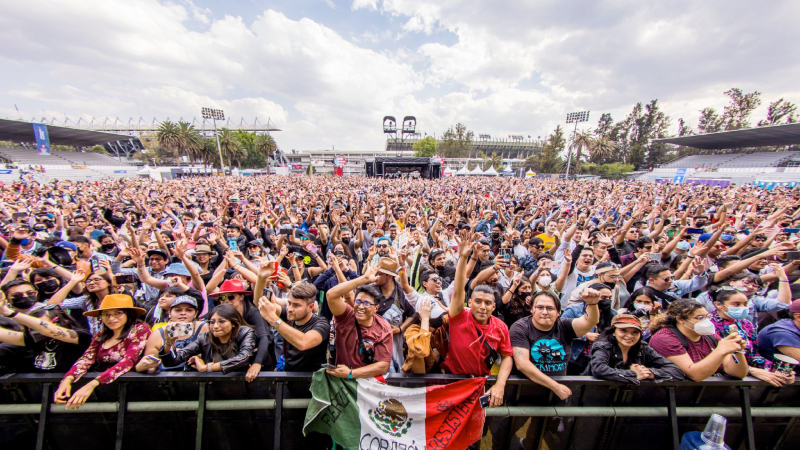 ¿Te quedas sin señal en conciertos? Así afecta la red a tu teléfono