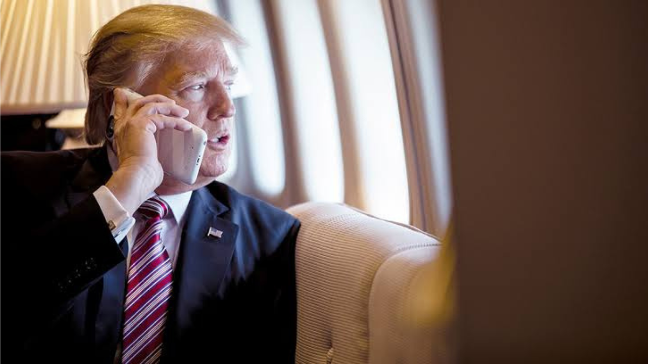 Aranceles en pausa… sólo para gadgets: Trump suaviza el golpe y salva al iPhone