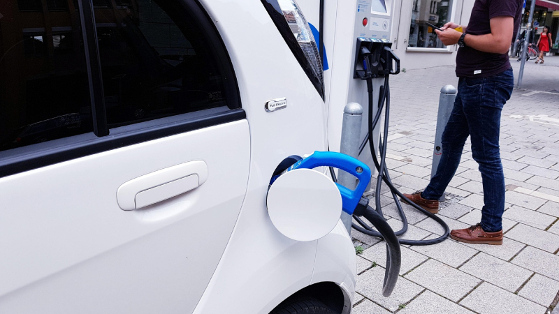 Noruega dice adiós al combustible: 96\% de los autos vendidos en 2025 son eléctricos. Tan sólo 4\% fueron de gasolina