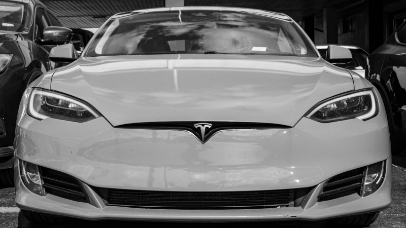 ¡Tómala! JP Morgan advierte que las acciones de Tesla caerían hasta 60 por ciento