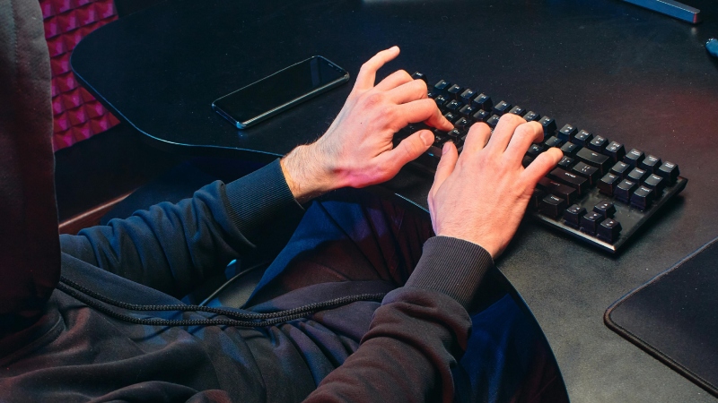 Investigan a exempleado de Meta por robar 30,000 fotos privadas