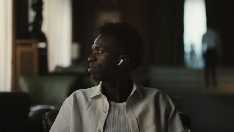 El nuevo comercial de los AirPods de Apple no tiene música, pero sí a Vinícius Jr.