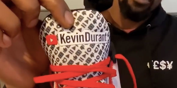 El basquetbolista Kevin Durant presume su canal YouTube hasta en sus nuevos Nike