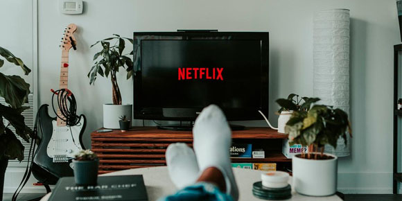 ¿Cómo puedo ver Netflix en mi TV si no es Smart TV?