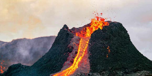 Hawai está de alerta, Mauna Loa, el volcán activo más grande del mundo, está en erupción