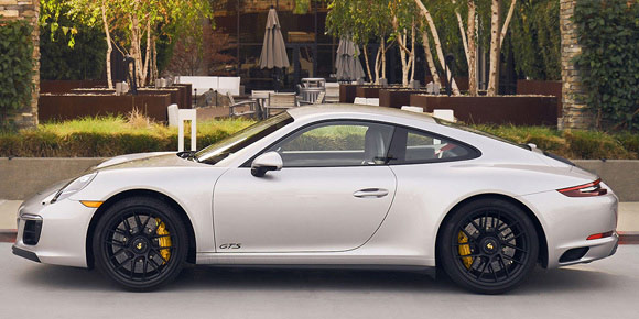 Porsche presenta Host, su programa piloto de autos compartidos