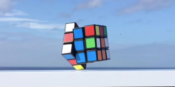 El cubo Rubik que levita y se resuelve por sí solo