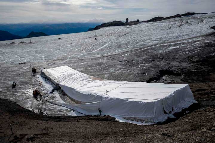 En Suiza, habitantes cubren con mantas un glaciar para evitar que se derrita