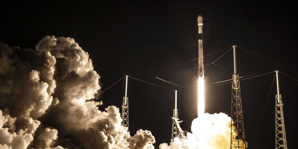 SpaceX continúa con su plan de llevar internet a todo el mundo y lanza 60 satélites al espacio