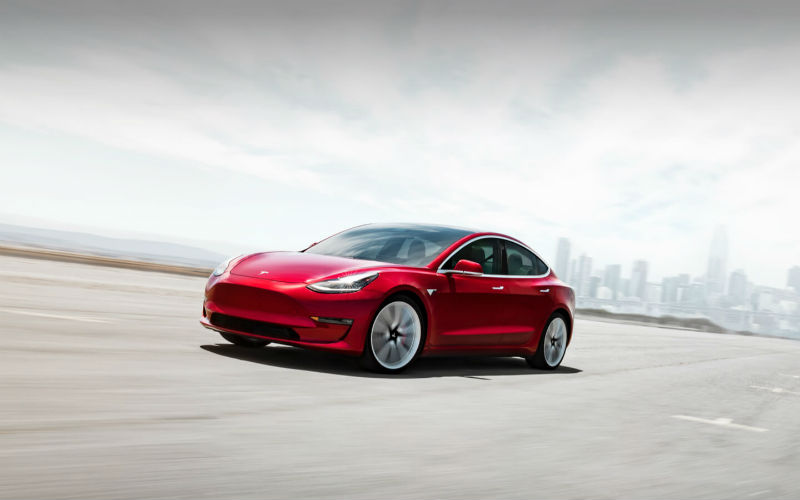 Tesla no cerrará tiendas, pero subirá el precios de sus autos 
