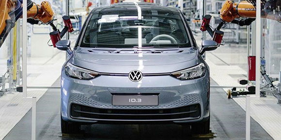 ¿Prohíbir o no los autos a gasolina? En Volkswagen ven una crisis de baterías en el futuro