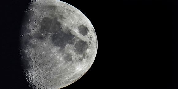 La Luna pudo haber recibido menos impactos en su superficie de lo que se pensaba