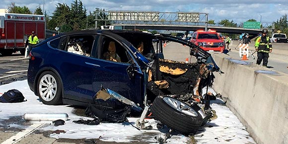 No fue culpa de Tesla: el conductor que murió en un accidente vehicular iba jugando en su celular 