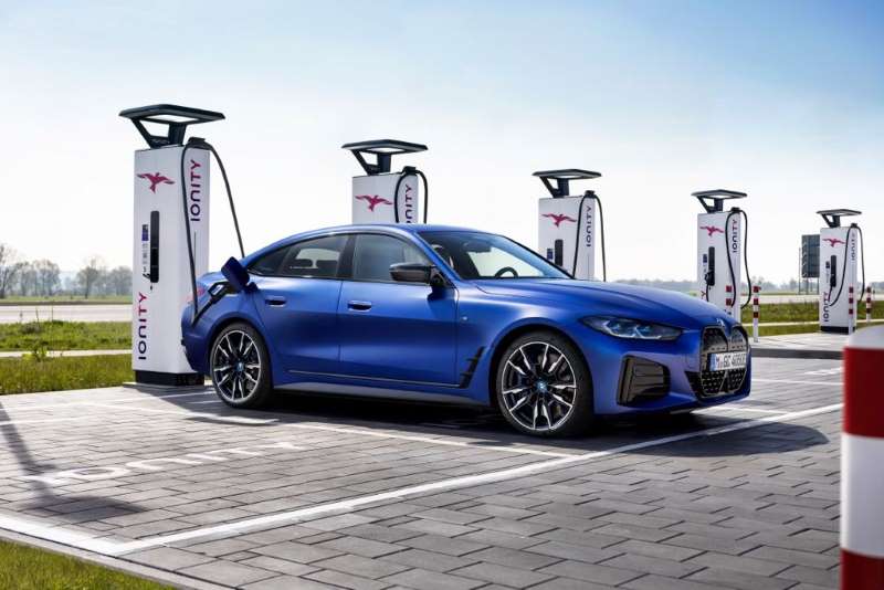 Agárrate, Tesla: ahí viene el primer sedán eléctrico de BMW