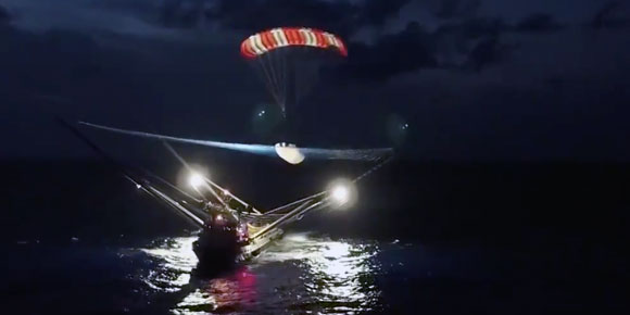 Un barco recupera parte del cohete Falcon 9 de SpaceX