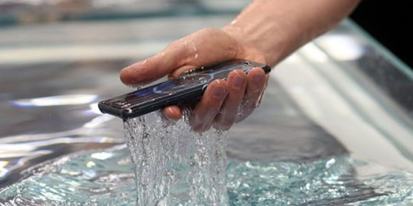 Las 5 cosas que debes hacer si tu celular se moja o cae al agua