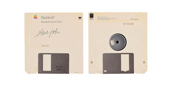 Subastan disquete firmado por Steve Jobs