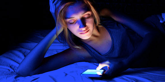 ¡Ya duérmete! La luz de tu celular afecta tus horas de sueño