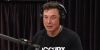 Elon Musk habla de su avión eléctrico y se echa un 'porro'
