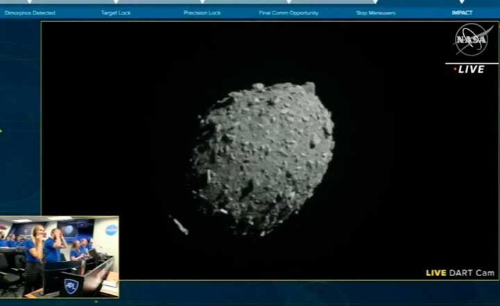 Una nave de la NASA choca contra asteroide para desviar su trayectoria