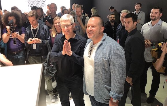 FOTOGALERÍA: Las últimas foto de Jony Ive y Tim Cook en un evento de Apple