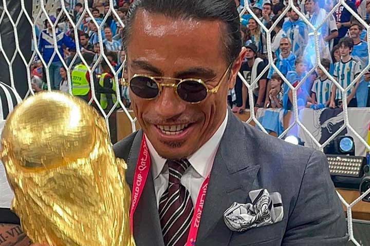 Tras festejar en el campo y tocar la Copa del Mundo, FIFA abre expediente contra Salt Bae 