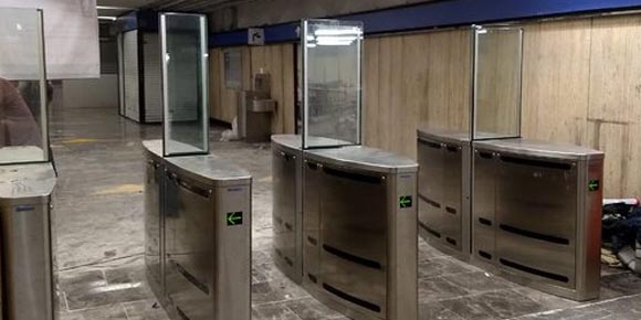 Adiós torniquetes en el Metro de la CDMX, hola puertas de cristal