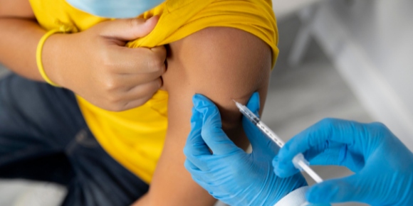 Lo que necesitas saber sobre el refuerzo de la vacuna contra Covid para jóvenes de 18 a 29 años
