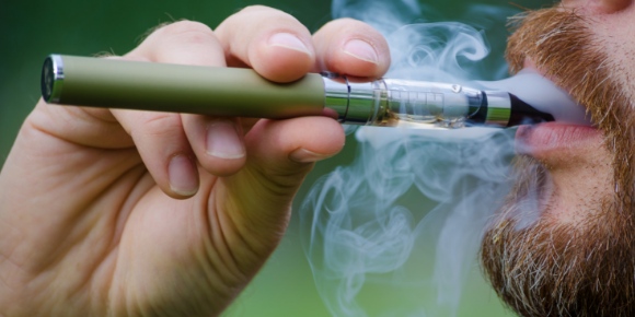 AMLO firma decreto que prohíbe venta de vapeadores y cigarros electrónicos